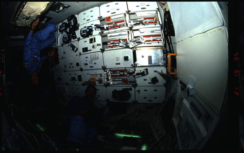 STS031-11-015.jpg