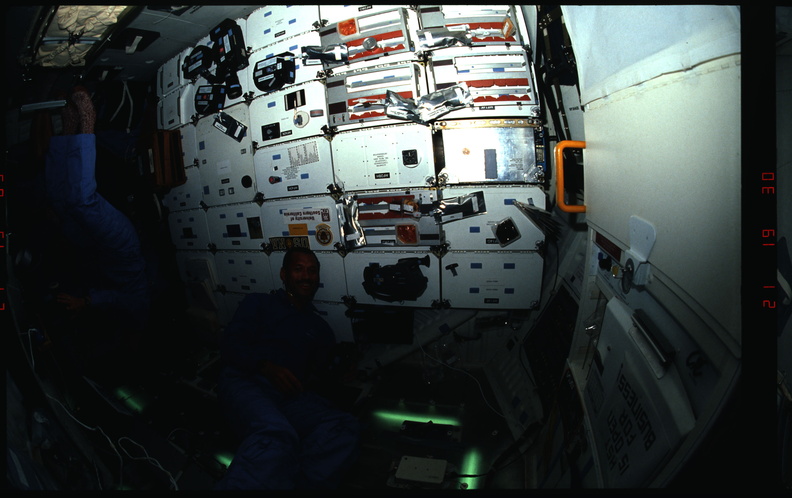 STS031-11-016.jpg
