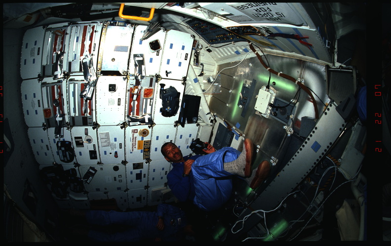 STS031-11-017.jpg