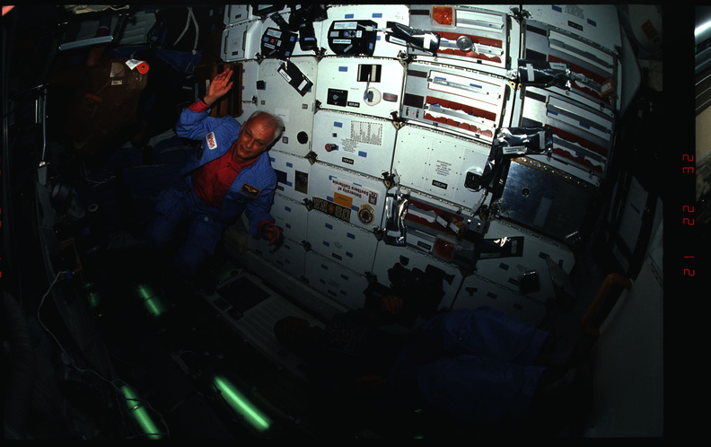 STS031-11-019.jpg