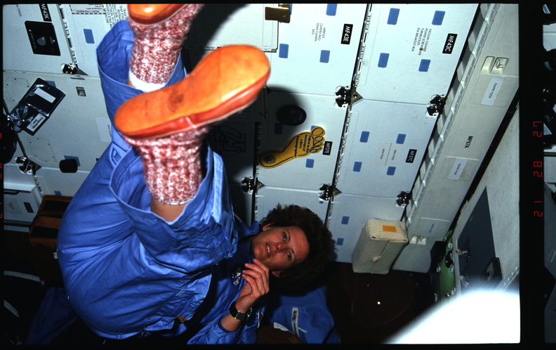 STS031-11-025.jpg