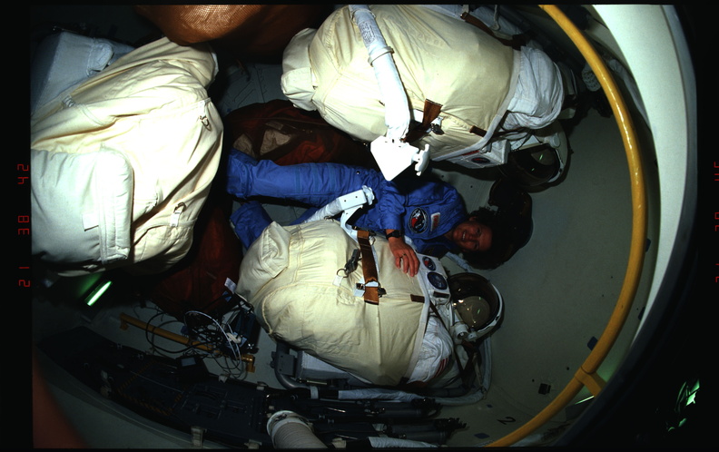 STS031-11-034.jpg