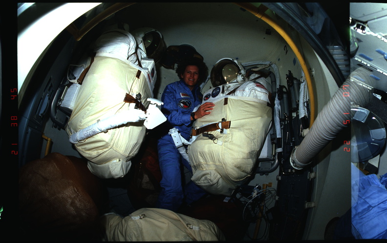 STS031-11-035.jpg