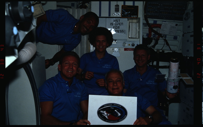 STS031-12-032.jpg