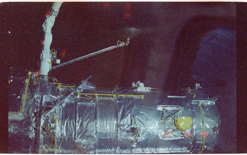 STS031-27-016.jpg