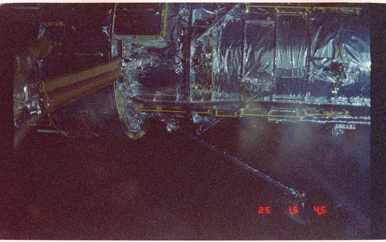 STS031-27-018.jpg