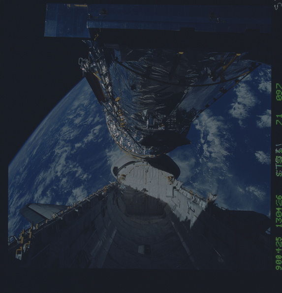 STS031-71-097.jpg