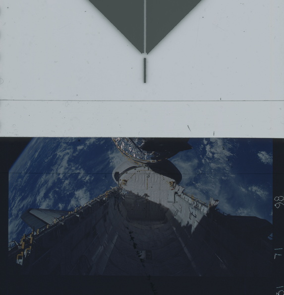 STS031-71-098.jpg