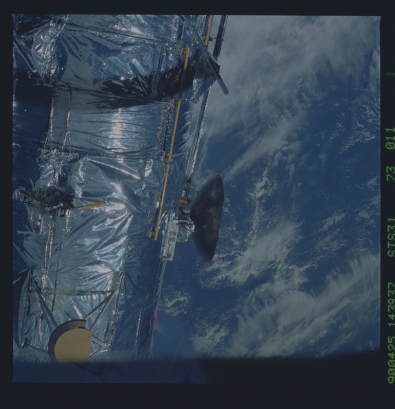 STS031-73-011.jpg