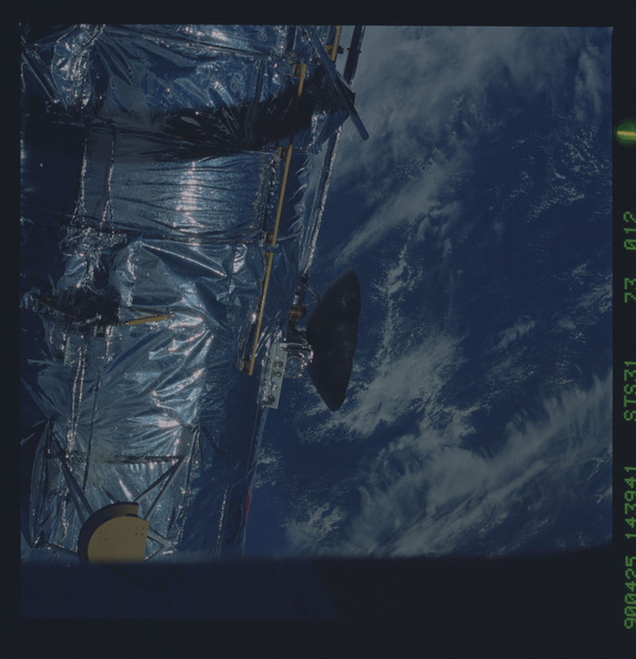 STS031-73-012.jpg