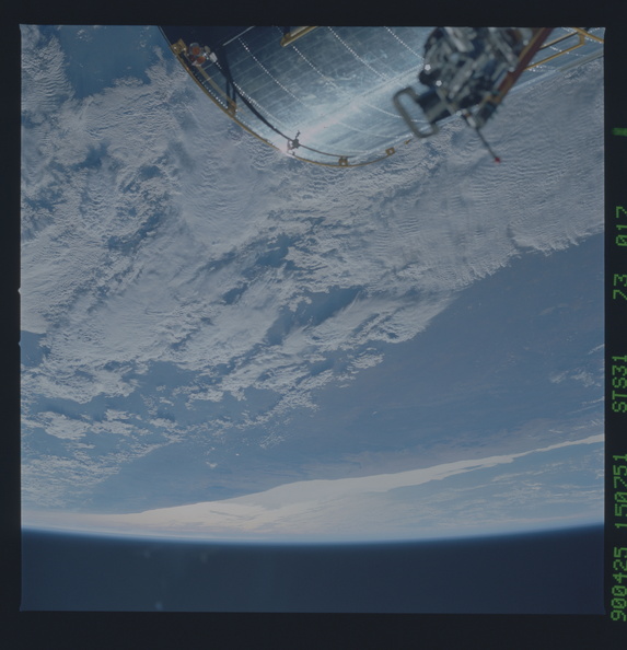 STS031-73-017.jpg