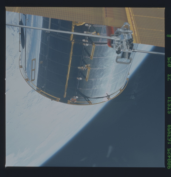 STS031-73-025.jpg