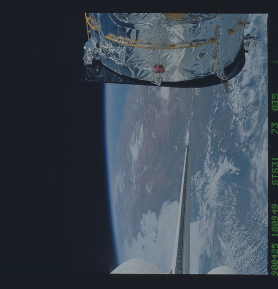 STS031-73-035.jpg