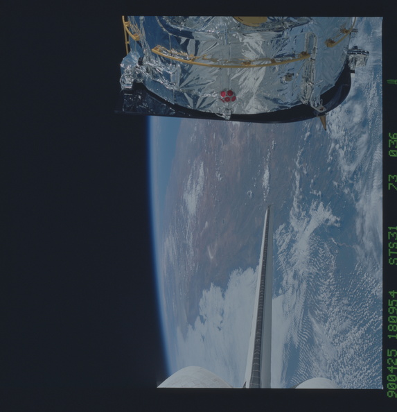STS031-73-036.jpg