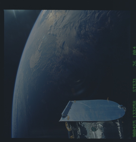 STS031-76-004.jpg