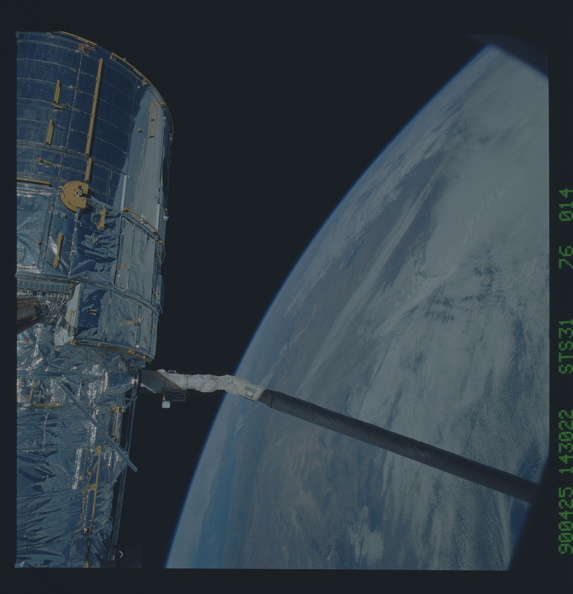 STS031-76-014.jpg