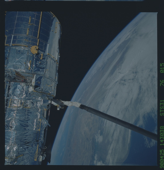 STS031-76-015.jpg