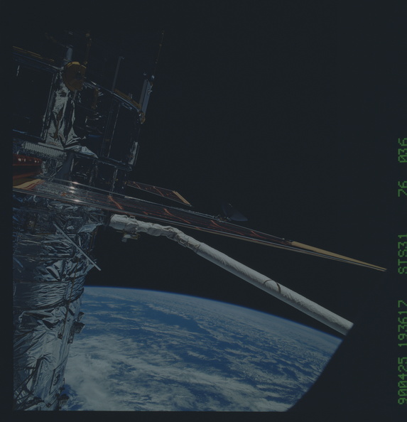 STS031-76-036.jpg