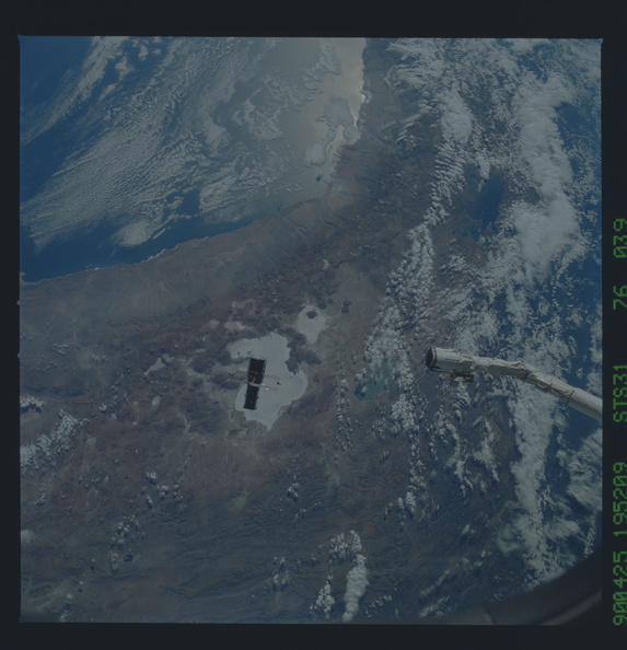 STS031-76-039.jpg