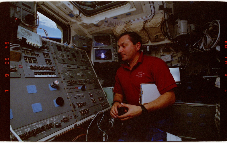 STS063-68-003.jpg