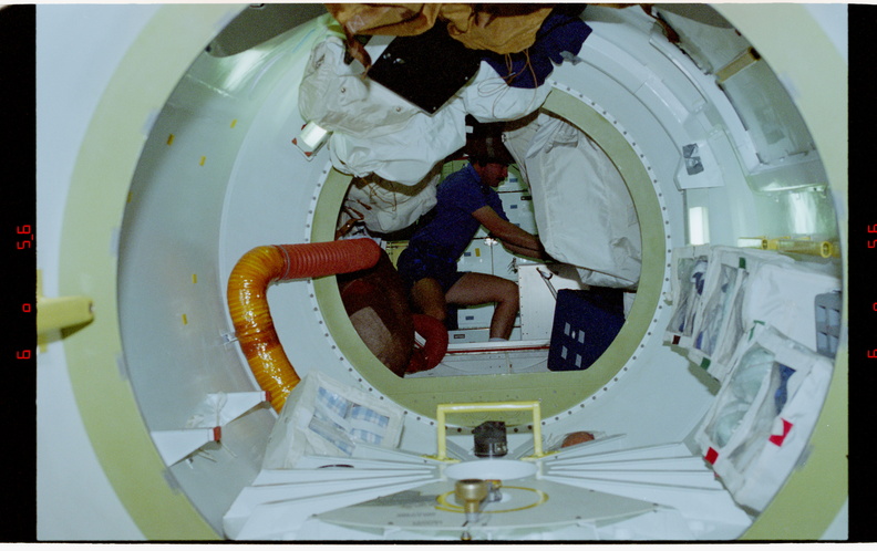 STS077-372-017.jpg