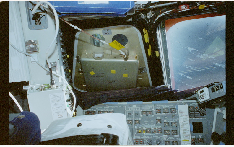 STS078-433-007.jpg