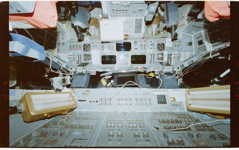 STS079-333-001.jpg