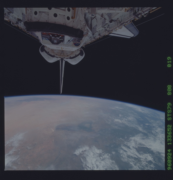 STS079-808-019.jpg