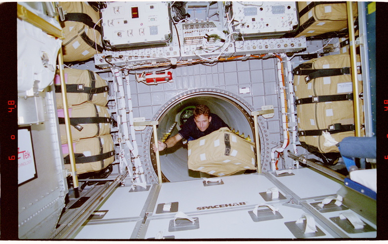 STS081-301-002.jpg