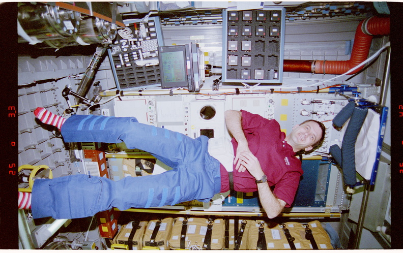 STS081-302-002.jpg