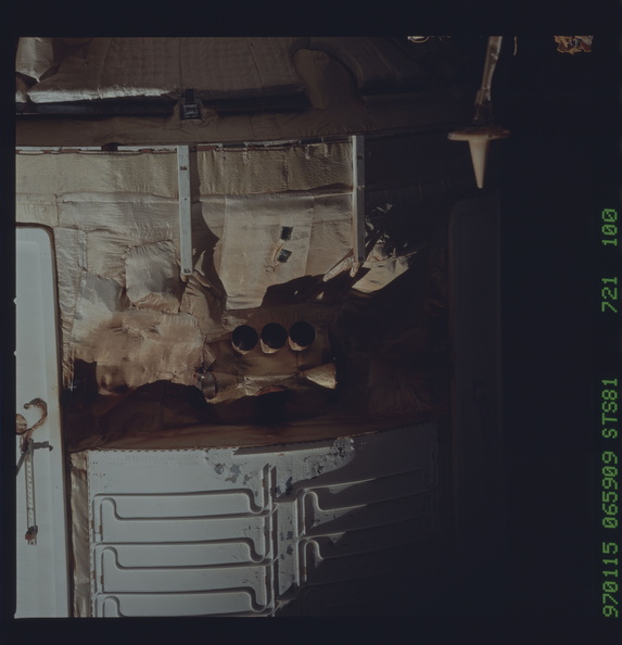 STS081-721-100.jpg
