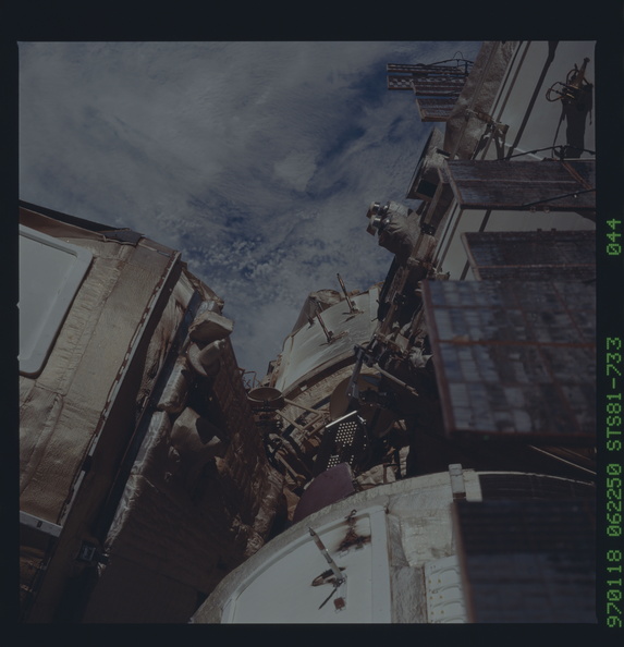 STS081-733-044.jpg