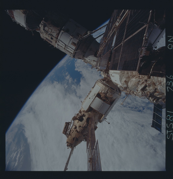 STS081-736-00N.jpg