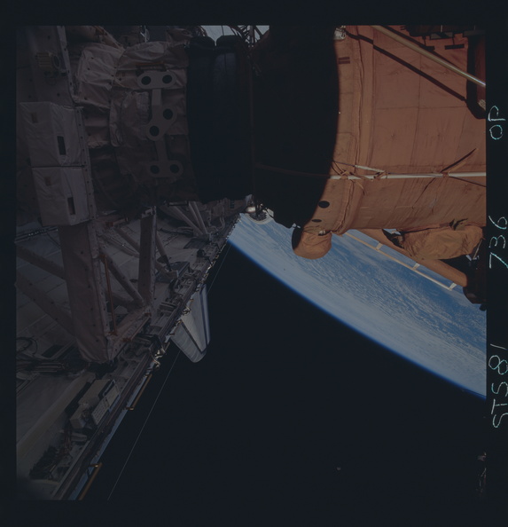 STS081-736-00P.jpg