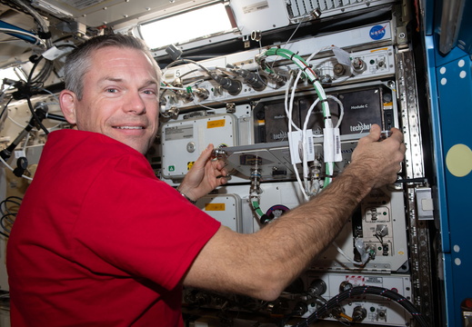 astronaut-andreas-mogensen-replaces-computer-hardware-in-research-gear 53336673960 o