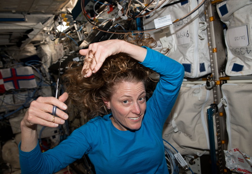 astronaut-loral-ohara-is-pictured-trimming-her-hair 53239502314 o