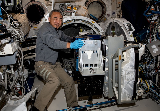astronaut-satoshi-furukawa-removes-a-materials-exposure-experiment 53234606373 o