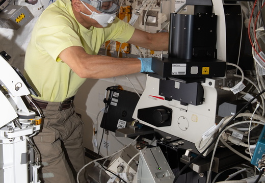 astronaut-satoshi-furukawa-turns-off-a-microscope-and-removes-samples 53347341054 o