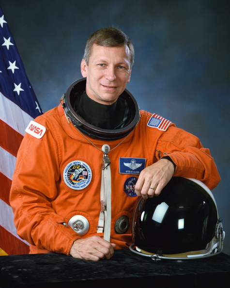 s92-50604-official-portrait-of-astronaut-steven-r-nagel-in-launch-entry-suit-les_14976592846_o.jpg