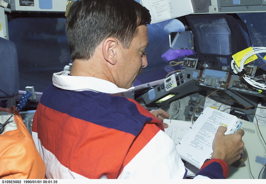 STS105-E-5002