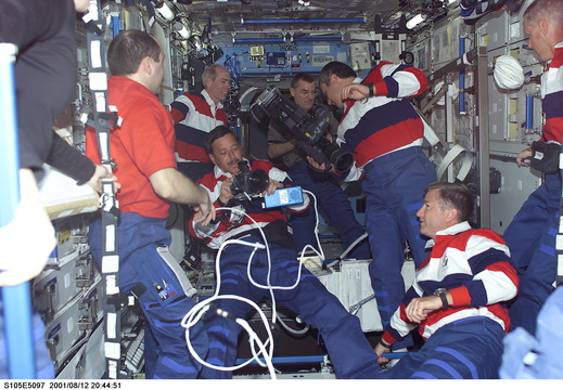STS-105-E-5097