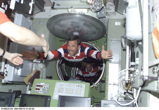 STS-105-E-5120