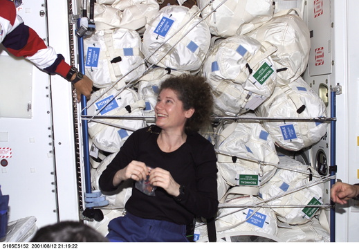 STS105-E-5152