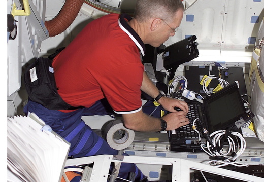 STS105-E-5158