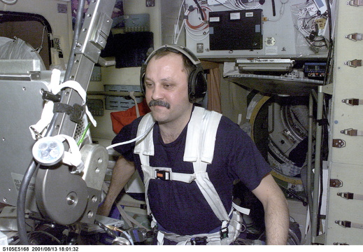 STS105-E-5168