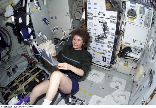 STS105-E-5226