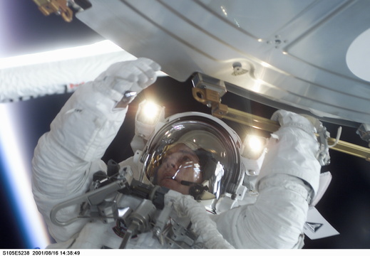 STS105-E-5238