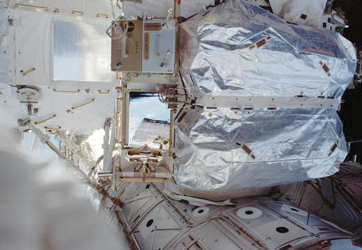 STS111-310-022