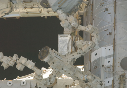 STS134-E-10404