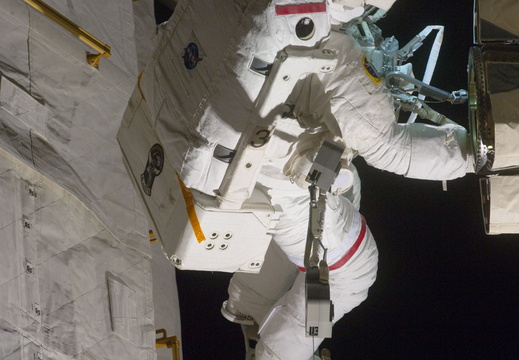 STS134-E-08627